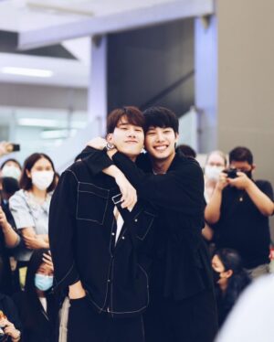 Pakorn Thanasrivanitchai Instagram - HBD to my sticky chewy brotha. 🏋🏻🌚🎂
It was so hard saying goodbye. Change is scary. But countless good times that made us laugh and hundreds bad days we faced together will still be carefully carried along in our journey. There is many more to come !!! 🙃

I believe you’ll nail it this year just like you did. Come visit me sometimes cuz NYC isn’t too far 🍑
Another thousand miles together awaits! Love ya broo 🤼‍♂️

แฮปนะไอเจ้าแม็กซี่ ไกลกันหน่อยนะช่วงนี้55 ขอให้ปีนี้ได้ทำทุกอย่างที่อยากทำ ยิ้มได้กับทุกเรื่อง และมีความสุขสุดๆไปเลย กูจะไปรอรับที่ jfk นะ คิดถึงมากๆเลยว่ะ #นิวยอร์กก็แค่ปากซอย
.
#maxtul
Cr. @famppp
