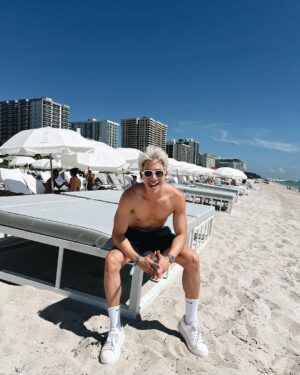 Pakorn Thanasrivanitchai Instagram - A vacation is sunburn at premium prices. 🤣🌴🔥
Miss Y'all from Miami babe!
.
Cr. @davisjkzhu 
@sabellerina