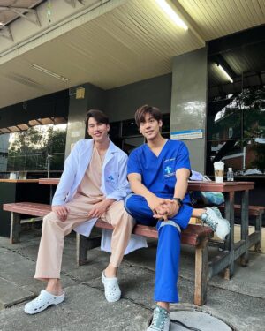 Pakorn Thanasrivanitchai Instagram - TanBunn IN YOUR AREA !! 🌚❤️
มาเจอศิษย์พี่ห้อง ER กันหน่อยค้าบ 🤪
Great job crew! Welcome to the @sammonscene medical multiverse 🔥
.
#triage 
#ทริอาชtheseriesep4