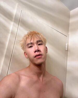 Pakorn Thanasrivanitchai Instagram - Tyler just wanted to say hi 🥵🤪
.
.
Shout out to @cherlyn.vk 
For this platinum blonde!