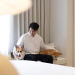 Pakorn Thanasrivanitchai Instagram - Home tour for the first time! 💙💙🔥🔥🔥 หลายๆครั้ง ความสุขก็มาในรูปของ ‘ผ้า’ 🌝 วันนี้มาเปิดส่วนนึงของบ้านที่ renovate เสร็จแล้วให้ทุกคนดู 🙆🏻‍♂️ จะบอกว่านี่คือโจทย์ของการเปลี่ยนบ้านอายุ 30 ปีที่อยู่ตั้งแต่เกิด ให้กลายเป็น living space ใหม่ที่จะอยู่ไปอีกหลายสิบปี ดังนั้นทุกอย่างจึงต้องเลือกอย่างตั้งใจมากกก . เรื่องผ้าม่านกับแสงเป็นสิ่งที่ตุลย์ concern มากๆ เพราะผมคิดว่ามันเป็นสิ่งที่จะ define space นั้นๆให้เป็นแบบที่ไ้ด้ออกแบบไว้ และผมเป็นคนชอบนอนแบบมืดสนิท รวมถึงห่วงเรืองฝุ่นด้วย 🚨 . โชคดีมากกกที่เป็นลูกค้าของ Pasaya มานานมากๆ แล้ว ปกติใช้ bedding ของเค้าอย่างเดียว แต่พอรีเสิร์ชแล้วมีบริการใหม่ของเค้าคือ PASAYA Curtain Center @pasaya_curtaincenter เหยยยยจะบอกว่าประทับใจมากๆๆ มันสะดวกครบจบและง่ายมาก 🥹 แค่ทักแชทไป แล้วให้ช่างเข้ามาวัดพื้นที่และเอาผ้ามาให้เลือก(เป็นสิบเล่ม) นัดวันและเข้ามาติดตั้งให้เรียบร้อย ไม่ต้องออกไปไหนเลยครับ😌😌 . จริงๆผมได้ตกแต่งภายในมาหลายงานแล้ว และเลือกผ้าม่านมาหลายที่ จะบอกว่าใจฟูมากพอเห็นงานผ้าของ Pasaya คือไม่รู้จะหาสีและ texture ดีกว่านี้ที่ไหน555555 ยิ่งตอนนี้เค้าใช้เป็นผ้าเคลือบ Sanitized ยับยั้งแบคทีเรียซึ่งเป็นอาหารของไรฝุ่น เหมาะกับคนแพ้ฝุ่นและเลี้ยงสัตว์มากๆ หายห่วงได้เลยครับ ส่วนเรื่องกันความร้อนเค้าก็มีเสริมผ้ากัน UV ระดับ SPF50+ กันร้อนกันรังสียูวีได้สุดยอด บ้านไม่ร้อนแน่นอน 😎 . ต้องบอกว่า ถ้าใครแต่งบ้านอยู่ ผมแนะนำ Pasaya Curtain Center ไว้ในอ้อมใจด้วยนะครับ ประทับใจคุณภาพและงานบริการมากๆ นอกจากผ้าม่านแล้ว ยังมีมู่ลี่และม่านม้วนแบบครบวงจร ครบจบที่เดียว และที่สำคัญ ราคาไม่แพงอย่างที่คิดเลยครับ คุ้มค่าคุณภาพสุดๆ ❤️❤️🏡 . @pasaya_curtaincenter Bangkok Thailand