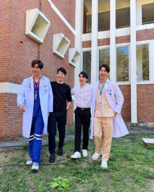 Pakorn Thanasrivanitchai Instagram - TanBunn IN YOUR AREA !! 🌚❤️
มาเจอศิษย์พี่ห้อง ER กันหน่อยค้าบ 🤪
Great job crew! Welcome to the @sammonscene medical multiverse 🔥
.
#triage 
#ทริอาชtheseriesep4