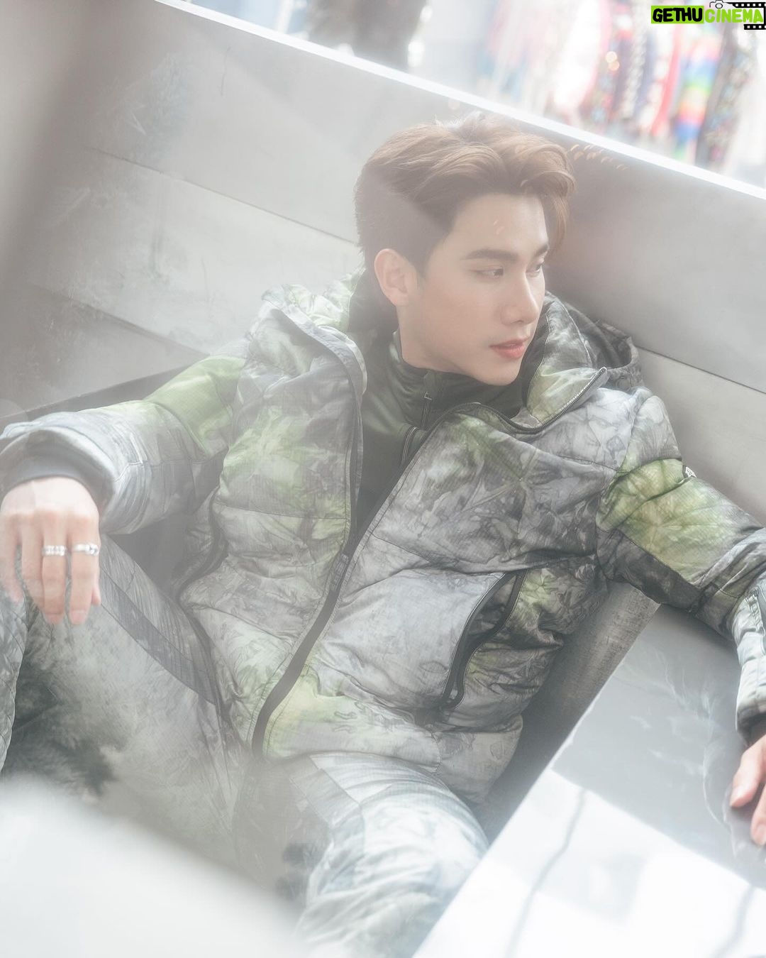 Pakorn Thanasrivanitchai Instagram - Rocking the slope better this year with your upgraded gear from @leisuresocial 😜🤘🏼⛷️🩵 Enjoy the Pop-up winter wonderland only at 2F, Central Embassy! You’d better hurry, cause the cold won’t last! 🤪 . #leisuresocial #leisuresocialski MUA : @_hameishem Hair by: @sea2_hair_stylist