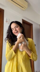 Palak Sindhwani Instagram - A Bella Day in my Life!! 🙈🥹❤️ On public demand, Here’s a mini vlog with Hindi voiceovers, Bas abhi taaza taaza edit Kiya hai, haha, enjoy!! 😘 #minivlog #adayinmylife #pet #reeloftheday #reelitfeelit #trendingreels #fyp #explore #palaksindhwani