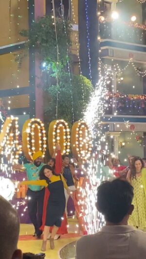 Palak Sindhwani Instagram - Nachde ne saare 4000 episodes ki khushi me!!❤️
Don’t forget to tune in on @sonysab SAB TV at 8:30pm to witness the celebration! ✨
#tmkoc #celebration #bts #behindthescenes #palaksindhwani