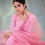Palak Sindhwani Instagram – Romanticising my life with gajra, jhumkas and Anarkali!!😌🌸✨

PS – Dance cover is coming out tomorrow, Stay tuned! 

Wearing – @lavanyathelabel 
HMU – @nehas_bridalmakeover_ 
Clicked by – @vikasgorule 

#ethnicwear #traditional #desilook #instamood #fyp #palaksindhwani