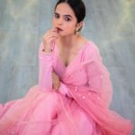 Palak Sindhwani Instagram – Romanticising my life with gajra, jhumkas and Anarkali!!😌🌸✨

PS – Dance cover is coming out tomorrow, Stay tuned! 

Wearing – @lavanyathelabel 
HMU – @nehas_bridalmakeover_ 
Clicked by – @vikasgorule 

#ethnicwear #traditional #desilook #instamood #fyp #palaksindhwani