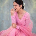 Palak Sindhwani Instagram – Romanticising my life with gajra, jhumkas and Anarkali!!😌🌸✨

PS – Dance cover is coming out tomorrow, Stay tuned! 

Wearing – @lavanyathelabel 
HMU – @nehas_bridalmakeover_ 
Clicked by – @vikasgorule 

#ethnicwear #traditional #desilook #instamood #fyp #palaksindhwani