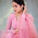 Palak Sindhwani Instagram – Romanticising my life with gajra, jhumkas and Anarkali!!😌🌸✨

PS – Dance cover is coming out tomorrow, Stay tuned! 

Wearing – @lavanyathelabel 
HMU – @nehas_bridalmakeover_ 
Clicked by – @vikasgorule 

#ethnicwear #traditional #desilook #instamood #fyp #palaksindhwani