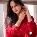 Palak Sindhwani Instagram - Sending you a ‘kite-load’ of good wishes on Makar Sankranti! ❤️✨ Wearing - @thechikanlabel Captured by - @vikasgorule