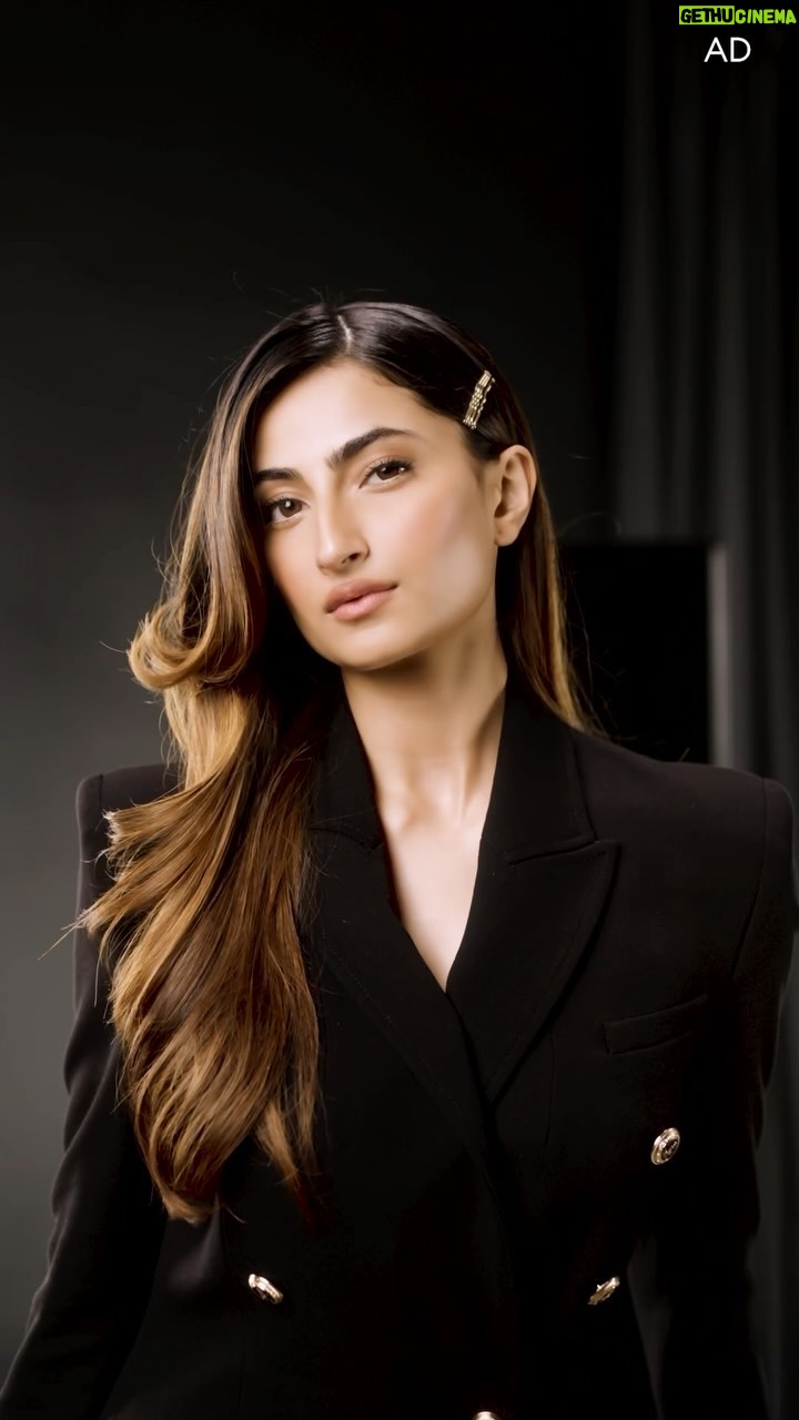 Palak Tiwari Instagram - Flaunt the glossiest of hair styles, be it AM or PM with the TRESemmè Gloss Ultimate serum! 💫 It leaves my hair looking ultra shiny & also protects it from heat damage!✨ Exclusive offers everywhere! Head on to the @tresemmeindia bio & shop now! #ad #TRESemme #TresemmeIndia #GlossUltimate #HairSerum #HeatProtect #HairStyling #HeatStyling #SalonSmoothHair #SalonAtHome #Haircare #ShinyHair #GlossyHair #HealthyHair #ProfessionalHairCare #HaircareCommunity #GoodHairDays #TresemmeHair #TresemmeHaircare #Tresemmepartner #sponsorship