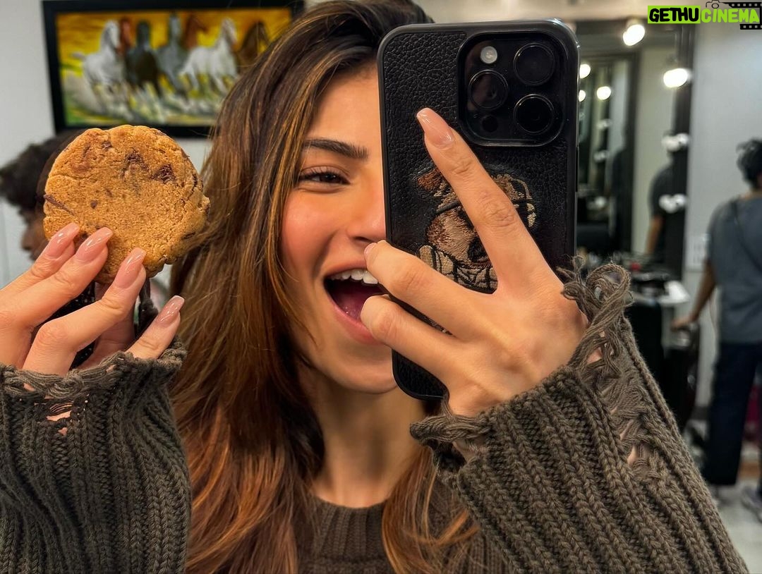 Palak Tiwari Instagram - Without vs With cookie 💕🐽