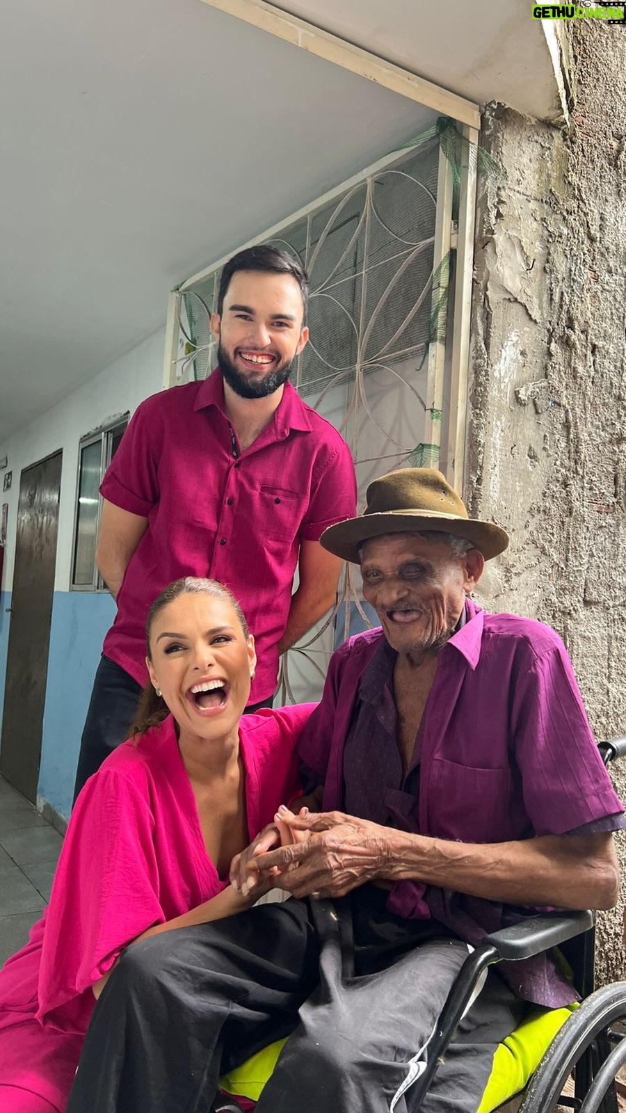 Paloma Bernardi Instagram - SOLIDÃO DE CASA CHEIA Uma associação que cuida de mais de 80 idosos, entre eles cadeirantes, acamados e abandonados pelas famílias! Uma realidade que dói na alma… Essa será uma das instituições que vamos abraçar no nosso Festival Solidariedade Transforma, ST24 E você já pode ajudar compartilhando esse vídeo e fazendo uma doação através do pix solidariedadetransforma@gmail.com - @solidariedadetransforma ✨ Vamos juntos de coração para corações… SEMPRE! 💜🩷💙💛 Vídeo: @riquemakerestudio Caruaru, PE