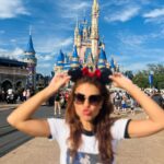 Paloma Bernardi Instagram - “Se você pode sonhar,você pode fazer.” E eu tô aqui,me sentindo praticamente uma menina! Uma menina mulher…Que brinca, que acredita, que sonha e que busca fazer tudo acontecer!✨ #Menina30+ #WaltDisney #Disney #Orlando @disneyworld.brasil 💓🇺🇸 Orlando, Florida