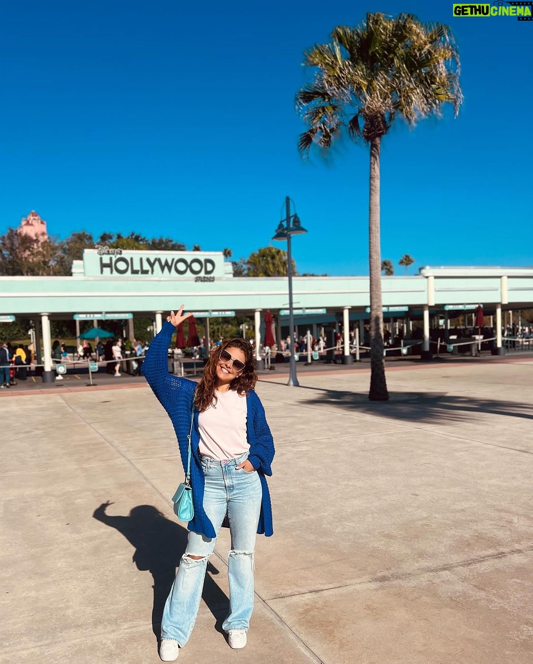 Paloma Bernardi Instagram - “Se você pode sonhar,você pode fazer.” E eu tô aqui,me sentindo praticamente uma menina! Uma menina mulher…Que brinca, que acredita, que sonha e que busca fazer tudo acontecer!✨ #Menina30+ #WaltDisney #Disney #Orlando @disneyworld.brasil 💓🇺🇸 Orlando, Florida