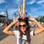 Paloma Bernardi Instagram - “Se você pode sonhar,você pode fazer.” E eu tô aqui,me sentindo praticamente uma menina! Uma menina mulher…Que brinca, que acredita, que sonha e que busca fazer tudo acontecer!✨ #Menina30+ #WaltDisney #Disney #Orlando @disneyworld.brasil 💓🇺🇸 Orlando, Florida
