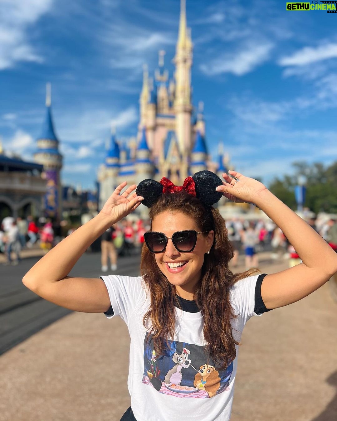 Paloma Bernardi Instagram - “Se você pode sonhar,você pode fazer.” E eu tô aqui,me sentindo praticamente uma menina! Uma menina mulher…Que brinca, que acredita, que sonha e que busca fazer tudo acontecer!✨ #Menina30+ #WaltDisney #Disney #Orlando @disneyworld.brasil 💓🇺🇸 Orlando, Florida