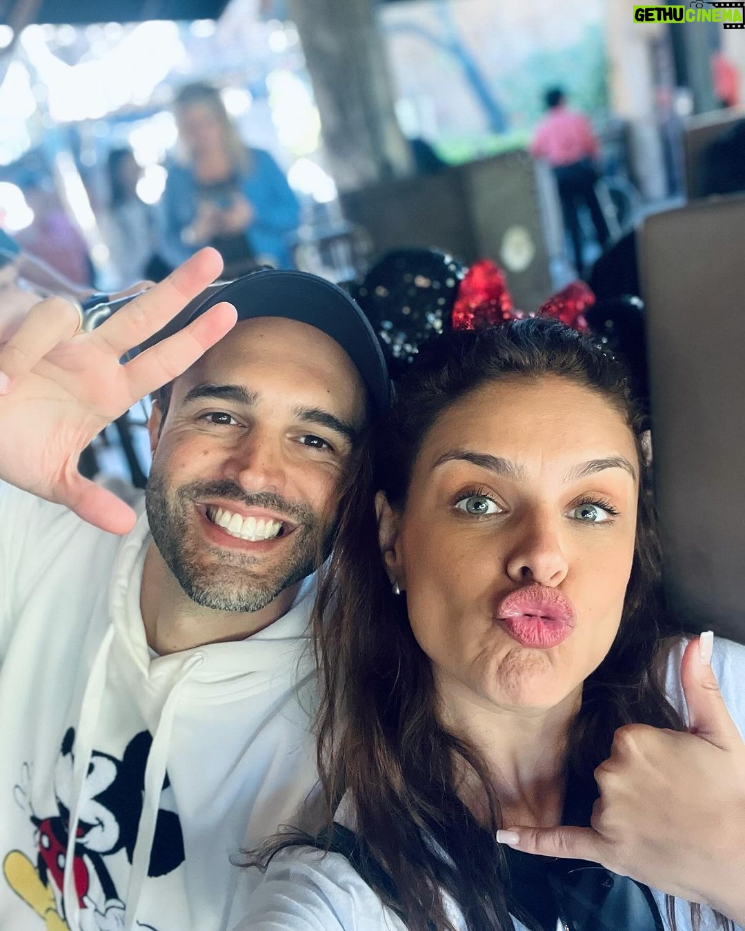 Paloma Bernardi Instagram - “Se você pode sonhar,você pode fazer.” E eu tô aqui,me sentindo praticamente uma menina! Uma menina mulher…Que brinca, que acredita, que sonha e que busca fazer tudo acontecer!✨ #Menina30+ #WaltDisney #Disney #Orlando @disneyworld.brasil 💓🇺🇸 Orlando, Florida