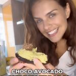 Paloma Bernardi Instagram - CHOCO AVOCADO ツ ↳ Receita - Abacate - Banana -Chocolate ao leite - Chocolate branco -Bombom (se quiser) Modo de Preparo: - Abra o abacate ao meio, retire o caroço e separe a polpa da casca. Detalhe: abacate maduro,tá!? Pra não se estabanar como eu! rs… - Fatie a banana em pequenas rodelas. - Em um recipiente resistente ao calor, derreta o chocolate ao leite e o chocolate branco em banho-maria separadamente. - Bata no liquidificador a polpa de abacate, a banana e o chocolate branco derretido, até obter uma mistura homogênea e cremosa. - Despeje o creme de abacate dentro das cascas untadas com chocolate meio ao leite. - Leve ao congelador por algumas horas, até que o creme esteja firme. - Após o tempo de congelamento, fique a vontade pra encrementar com um bombom e desfrute do sabor refrescante do Choco Avocado. :) Obs: De fato o meu não deu muuuuuito certo! Massssss o seu vai dar! 😂 A minha expectativa/referência era melhor do que a minha realidade! 🤣 Mas tuuuuuuudo bem! Então faz você aí e me marca pra eu ver,tá!? Hahaha, Boa Sorte! 👍🏽 #PalomaNaCozinha #PalomaSendoPaloma #Receita #ReceitaFácil #sobremesa #Avocado #chocolate #AVidaComoElaÉ Rio de Janeiro, Rio de Janeiro