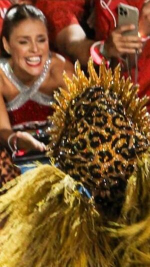 Paloma Bernardi Instagram - SIM, EU SOU GRANDE RIO! 

Eu grito, eu choro! Eu vibro! Eu me emociono! ✨

Como sou fã da minha Escola de Samba! Como é lindo ver cada componente passar…desfilando sorrisos,fantasias,samba, garra, alegria!!! Como é linda,linda,linda nossa Rainha @paollaoliveirareal ( nos representou ) 👑 Como é lindo meu Padrinho @davidpixbet (te amo) ✨ Como é lindo ver a bateria, as alas, comissão de frente, mestre sala e porta bandeira, os carros alegóricos, passistas ( @lucienesantinha_ ), baianas, nossos intérpretes!. C o m o  é  l i n d o ! ✨ E o coração fica como quando escuto ali na Sapucaí: VOLTA! VOLTA! Eu que sempre estou perto de coração…desejo ano que vem estar mais perto! Vocês pediram…e eu digo EU VOLTO! VOLTO! Me aguarde Duque de Caxias!💚♥️ 

Alô, @granderio !! Parabéns pelo terceiro lugar! 🏆 Parabéns @unidosdoviradouro pela vitória e a todas as escolas que fazem o #carnaval carioca acontecer!