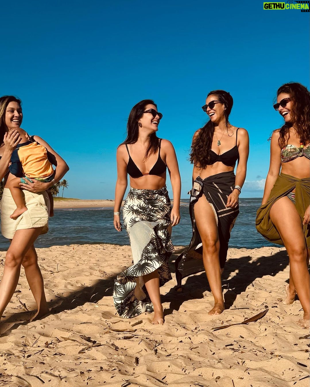 Paloma Bernardi Instagram - Decidimos virar o ano juntas ( Eu e Thais,Adri,Day = Thray,rs) e o universo nos trouxe Baixio para nos abraçar! E foi tão lindo! Tão especial! Cada uma com sua história,energia,desafio,oportunidades,surpresas,desejos e todas conectadas como família na “ Casa do Dom”, nesse paraíso que fica logo ali na Bahia! Ahhhh Bahia,deixa baixioooo!!!! Só sei que iniciamos o ano bem… Diga-me com quem andas e eu te direi quem tu és! OBRIGADA POR TUDO E TANTO AMIGAS! Amo me ver em vocês! ✨🤍 @reveillondosquereres @baixioturismo @primahub @dreamculture.ag @dandaracosta obrigada por nos promover esse momento único! ✨ Praia De Baixio - Bahia