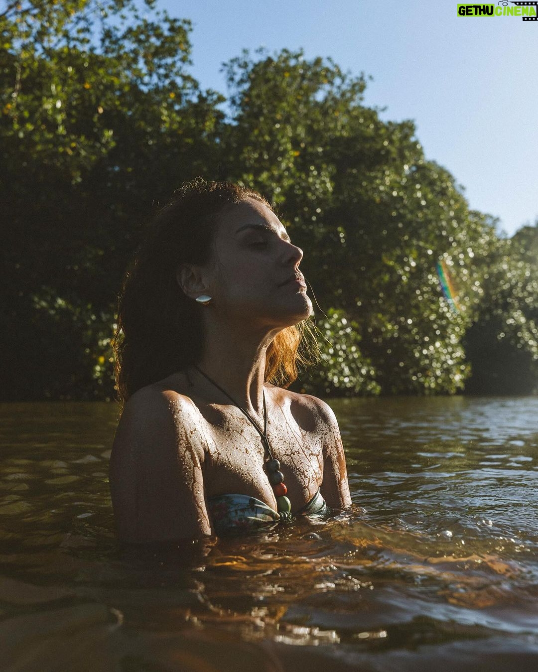 Paloma Bernardi Instagram - Dia de luz, festa de sol E o barquinho a deslizar No macio azul do mar… . . . . . . . . OBRIGADA BAHIA - BAIXIO Foto: @thiagorsampaio 🛶☀️✨ @reveillondosquereres @dreamculture.ag @baixioturismo @primahub #Bahia #Baixio Praia De Baixio - Bahia
