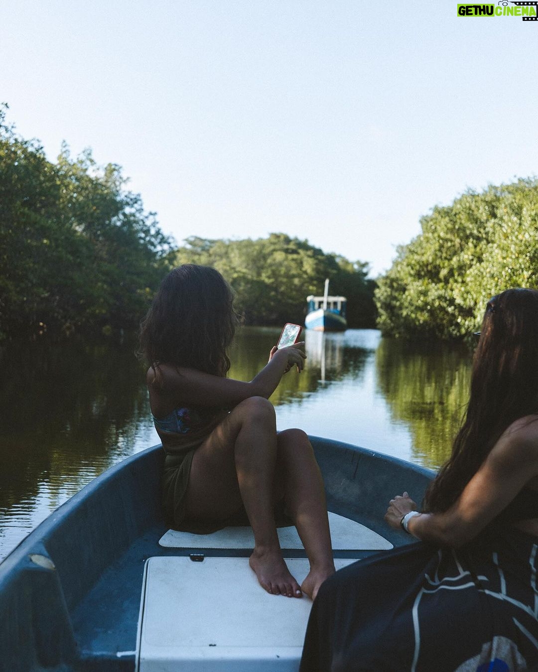 Paloma Bernardi Instagram - Dia de luz, festa de sol E o barquinho a deslizar No macio azul do mar… . . . . . . . . OBRIGADA BAHIA - BAIXIO Foto: @thiagorsampaio 🛶☀️✨ @reveillondosquereres @dreamculture.ag @baixioturismo @primahub #Bahia #Baixio Praia De Baixio - Bahia