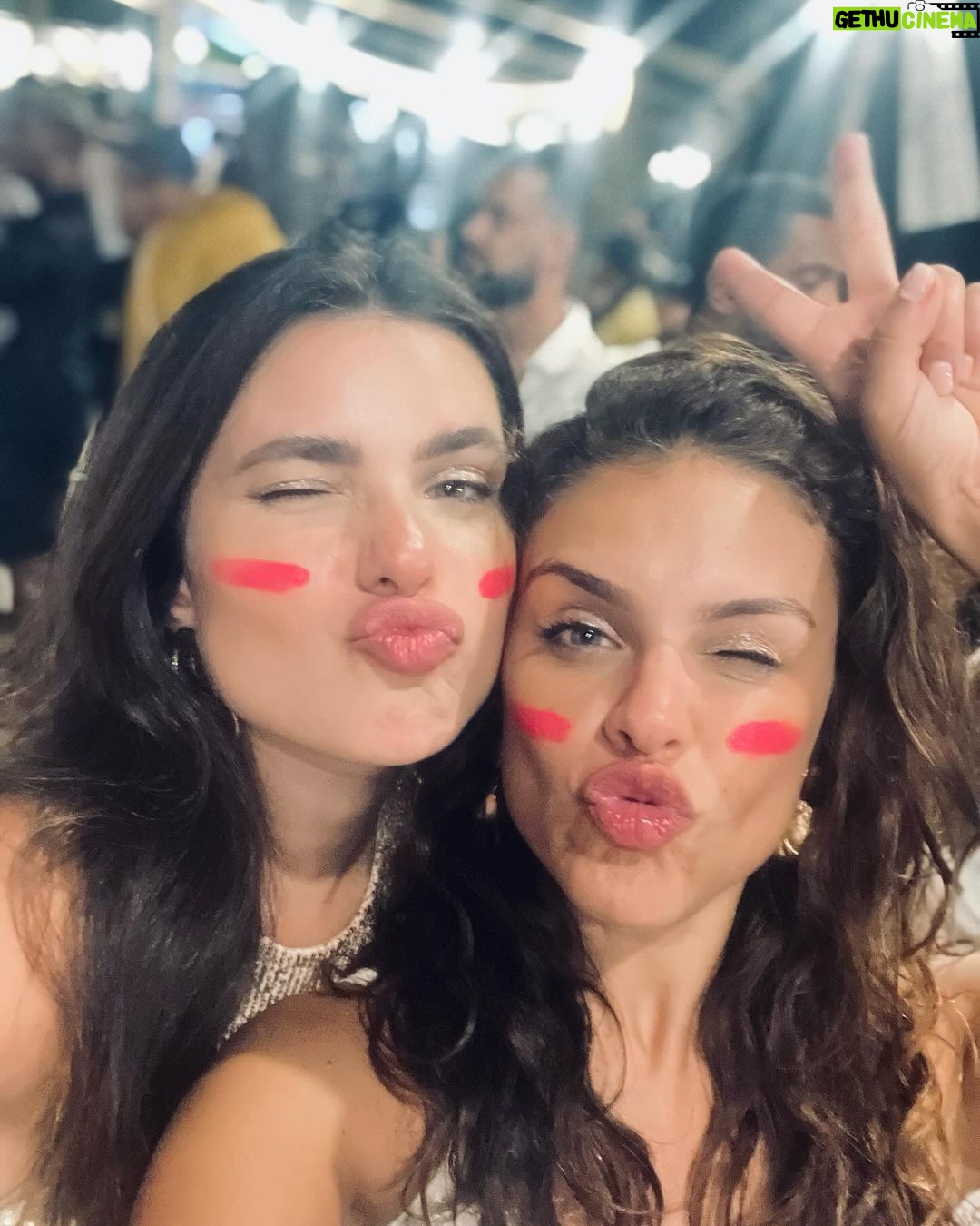 Paloma Bernardi Instagram - FELIZ ANO NOVO! ✨💫 Já iniciamos o ano cheio de quereres!!! E eu te quero 2024!!! Te quero muuuitooo!! @reveillondosquereres #Bahia #GoodVibes @baixioturismo @primahub @dreamculture.ag Foto: @manolocgj #SóCoisasBoas