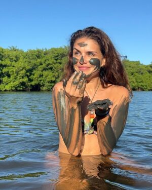 Paloma Bernardi Instagram - Skincare Natural ✨ 

Já de cara e alma lavada ! Já pode vir 2024! 

@reveillondosquereres @baixioturismo #Raiz @dreamculture.ag @primahub #Baixio #Bahia 
Foto: @adrilimaa @meuolhaar