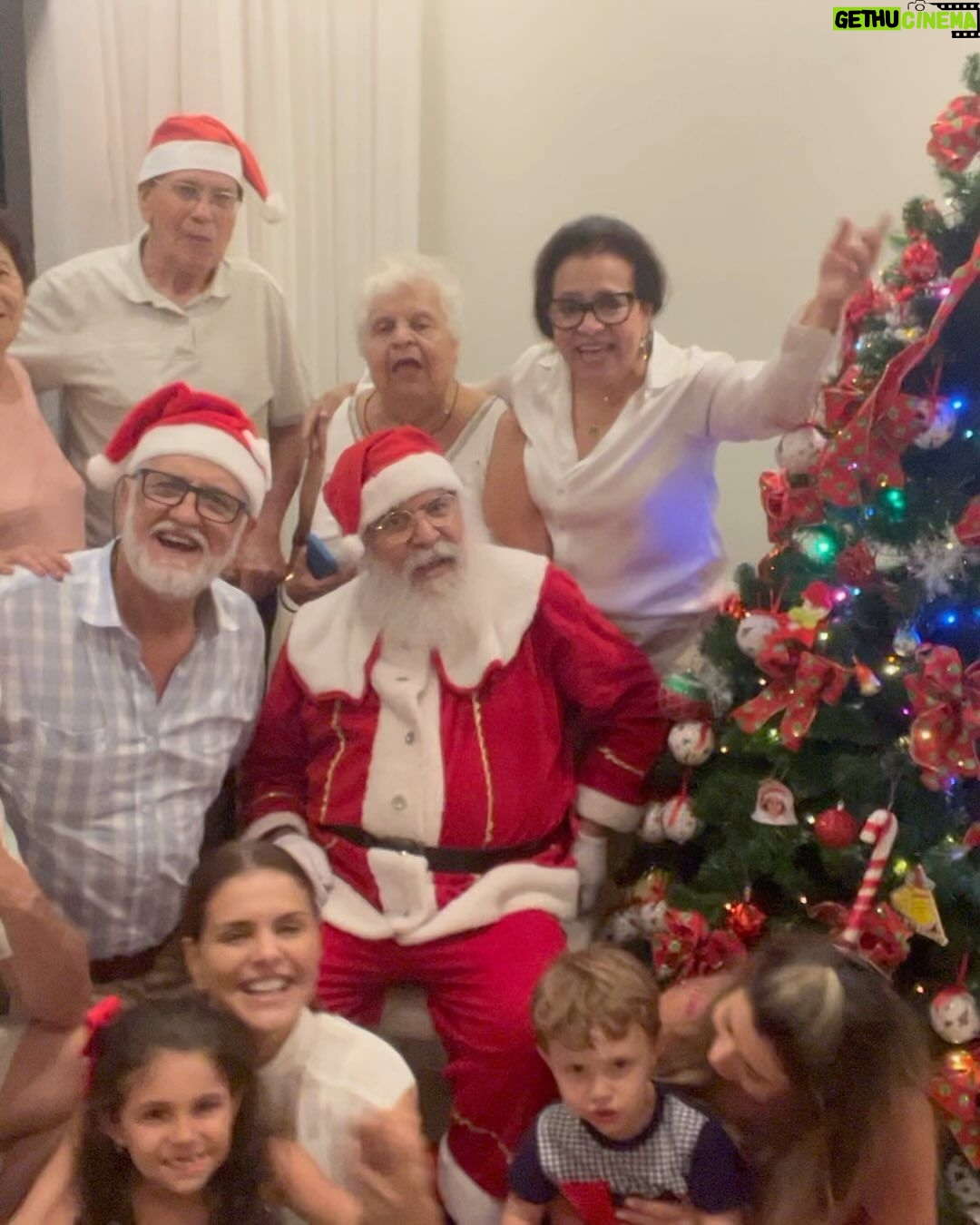 Paloma Bernardi Instagram - Aeeee, Família Natalina!! O amor está no meio de nós!! 🎅🏼✨🎄💛🙏🏽🎁✨🎄💛🙏🏽🎁🎅🏼 É NATAL!! É família!! É comilança da boa e quem aí vai almoçar agora o “soborô”, o “restondontê” de ontem!? 😂 Aeeee,Tradição Natalinaaaa !! São Paulo, Brazil