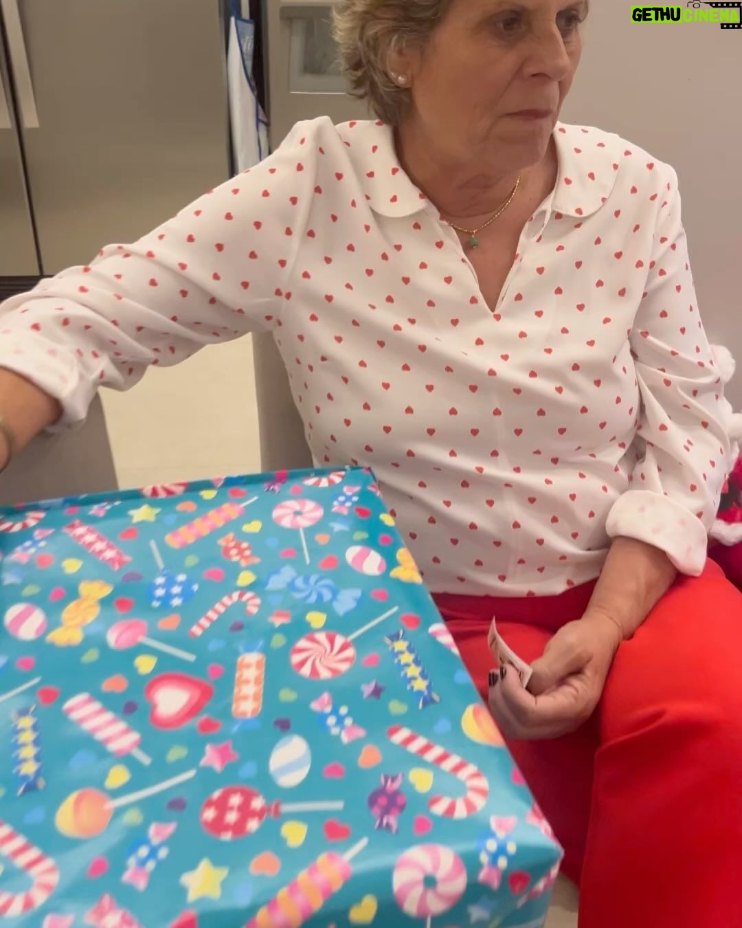 Paloma Bernardi Instagram - Aeeee, Família Natalina!! O amor está no meio de nós!! 🎅🏼✨🎄💛🙏🏽🎁✨🎄💛🙏🏽🎁🎅🏼 É NATAL!! É família!! É comilança da boa e quem aí vai almoçar agora o “soborô”, o “restondontê” de ontem!? 😂 Aeeee,Tradição Natalinaaaa !! São Paulo, Brazil