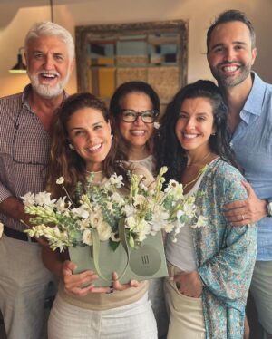 Paloma Bernardi Instagram - NOSSA FAMÍLIA É FRUTO DESSE AMOR! 

Comemoramos esse fim de semana os 40 anos de casamento dos meus pais!! Sim,40 anos! É possível ! É real! É referência (alta)! É inspiração! É escolha diária! É parceria diante dos altos e baixos! É amor,amor e amor…Que Deus renove dia a dia esse sentimento tão puro e verdadeiro em todos os momentos…na alegria e na tristeza,na saúde e na doença…por todos os dias de suas vidas!.
FELIZ BODAS DE ESMERALDA ✨🫶🏼✨ 

NESTOR BERNARDI & DIL BERNARDI