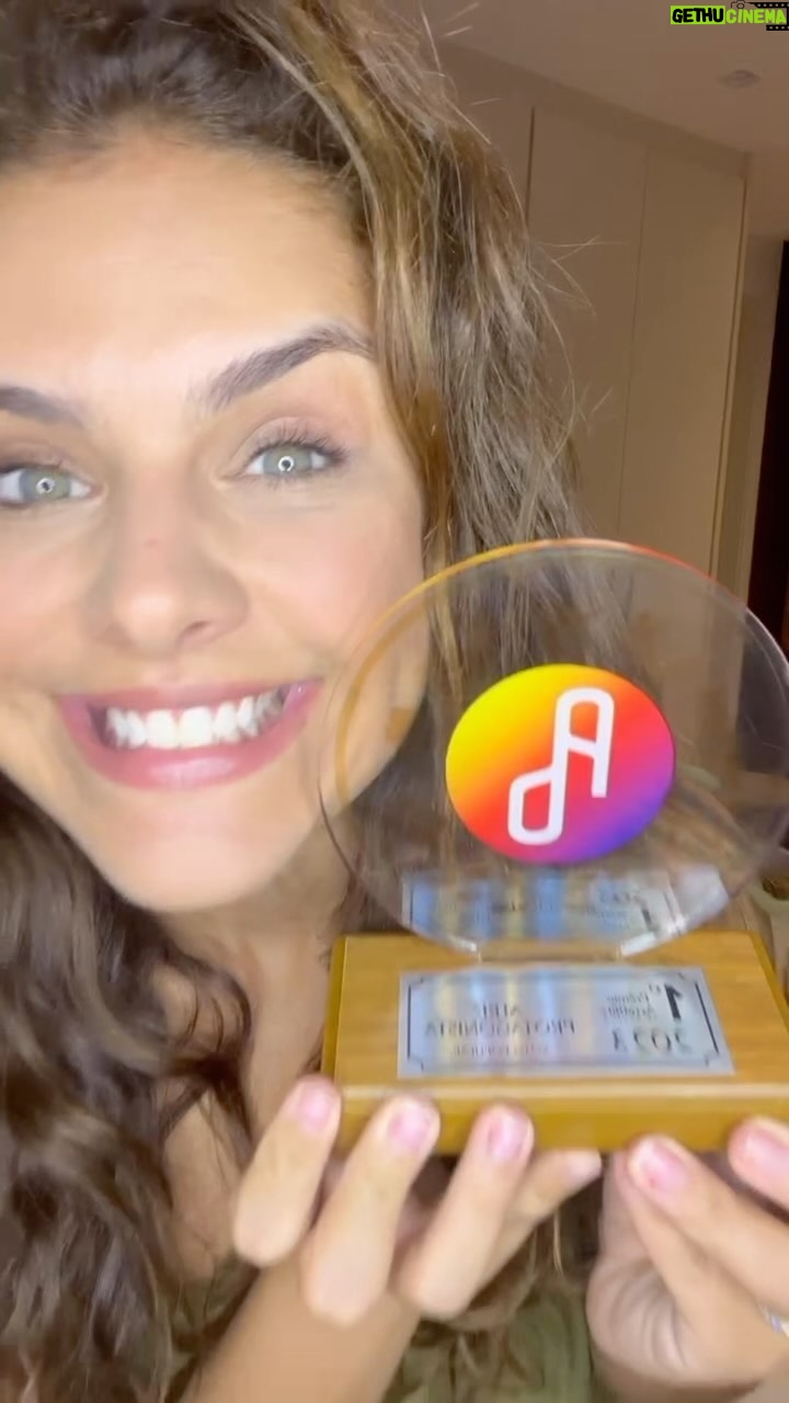 Paloma Bernardi Instagram - MELHOR ATRIZ PROTAGONISTA - VOTO POPULAR Pense na felicidade!? Pensou!? Agora multiplique por mil!😃 Sim,sim…assim estou…FELIZ!! Que honra ser indicada ao 1º Prêmio Arteblitz e que alegria ter esse reconhecimento do meu trabalho através do público! OBRIGADA! Obrigada! Obrigada aos fãs, aos que votaram de coração e acompanharam nossa história! Viver da arte é sonho que não se sonha só, se sonha e se realiza em conjunto, por isso compartilho esse prêmio com todos (autoras,direção,preparadores, produção,técnica e elenco) da Série Reis! A Bateseba que existe em mim é fruto de um mergulho árduo e profundo,um desafio artístico,profissional e emocional, que nossa…tanta coisa…que nem tenho palavras! Só sei que valeu a pena! O voto popular é nosso! 🏆 GRATIDÃO!! Prêmios como esse valorizam nossa cultura brasileira e nos motivam a continuar nessa jornada que amo!! @portalarteblitz #vidadeatriz #minhaarte #Bateseba #Reis #ObrigadaDeus #MissãoCumprida #arte 👑