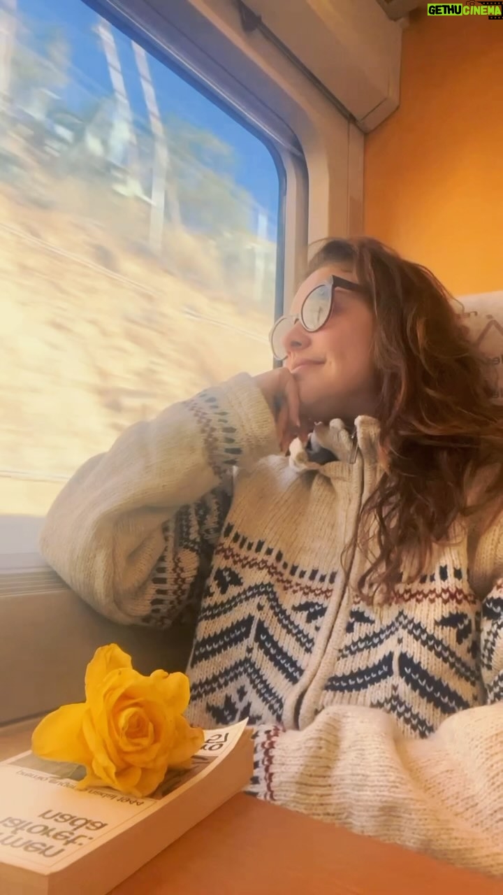Paloma Bernardi Instagram - E o coração !? Esse trem de passageiro! Cuja a estação,meu bem… É o mundo inteiro! ♥♡ @poesianofiltro Quiero caminar tranquilamente! ✈ ⛐ Cruzando (mi) frontera a campo abierto! @ailmadrid sigo estudiando y rompiendo fronteras, vale!? Vale mucho! 📚@mimo_viagens @mayte.scaravelli España