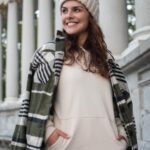 Paloma Bernardi Instagram - Que o dourado e as folhas do outono desenhem novos caminhos! Que o sorriso de criança (sim,eu creio que existe dentro de nós) se renove a cada estação!✨🍁 #Madrid 🇪🇸 #outono @kirios___ @mimo_viagens @mayte.scaravelli Fotos: @carolinepetelinfotografia El Retiro - Jardines del Buen Retiro de Madrid