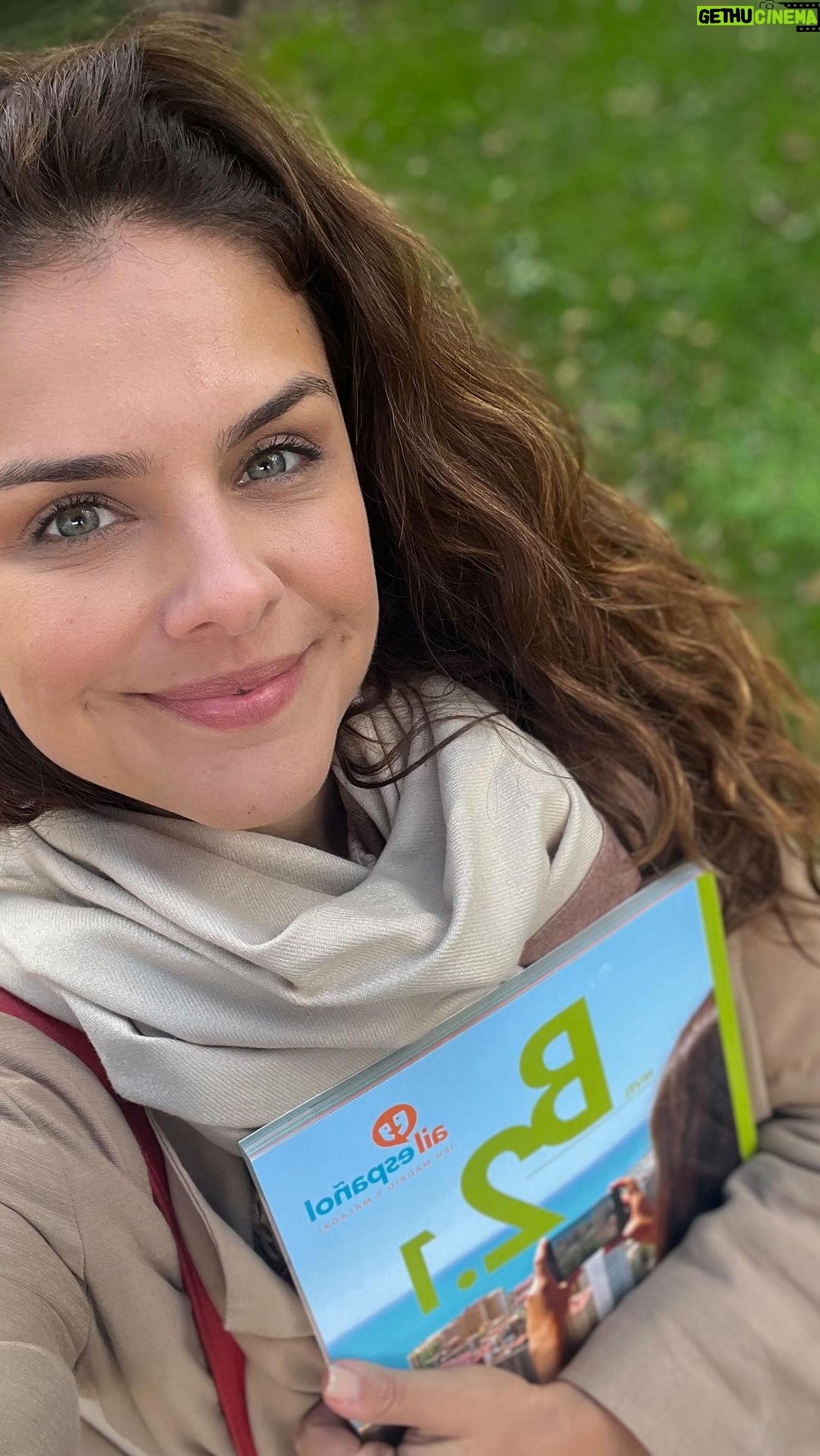 Paloma Bernardi Instagram - • “A boa vida é inspirada pelo amor e guiada pelo conhecimento.” Sigamos aprendendo mais e sempre! Sigamos nos desafiando e conquistando o mundo! • “La buena vida está inspirada por el amor y guiada por el conocimiento” Me sentindo literalmente uma adolescente indo para a escola @ailmadrid 🇪🇸📚✏️ #EternaAprendiz #Madrid Vídeo: @comunicalumar Madrid, Spain