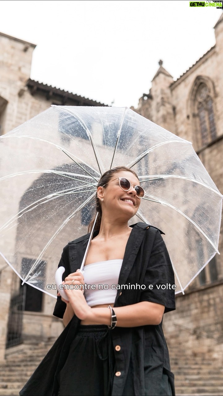 Paloma Bernardi Instagram - BARCELONA Viajar é renovar o olhar, é ver por outras perspectivas algo que, até então, não se conhecia. É dançar a dança do tempo. É viver sempre atento para não perder nenhum lance. É fotografar,para que caso algo se perca, eu encontre no caminho e volte, mesmo que por um segundo, para onde estive. E sentir o quanto tudo foi bom…foram sorrisos, aprendizados, encontros e reecontros. Foram momentos inesquecíveis! Obrigada Barcelona! Obrigada @lanza.fotografia pela amizade de infância e por ser fotógrafa,ufa me garantiu lindos clicks! rs.. Obrigada @mimo_viagens por toda logística, @mayte.scaravelli pelo roteiro…nossa viagem está só começando! Sigamos para Ma Driiiiiiii! ✨🙌🏽✨ Vídeo: @comunicalumar #Barcelona 🇪🇸 Barcelona, Spain