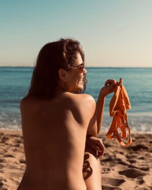 Paloma Bernardi Instagram - Enquanto isso em Barceloneta… 

Ella es y hace arte; sin darse cuenta y de una forma muy natural. Porque su cuerpo está vivo, es un templo sagrado y vive naturalmente su arte. Es libertador! 

Pode isso Brasil ? Em Barcelona pode! #Topless 
Fotos: @lanza.fotografia #Barcelona 🇪🇸