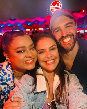 Paloma Bernardi Instagram - Mais uma @tardezinha pra contar história! 

Aqui,praticamente no quintal da minha casa,vivendo a ousadia e alegria de ser feliz com muito “pagodin”!! Que MomenTHo!!!Que MomenTHo,senhoras e senhores!! Fortes emoções!! Obrigada @thbarbosa @rafaelzulu e equipe, vocês entregaram tudo!

TARDIZINHAAAAAA, EU FUI EU TAVA ! ✨