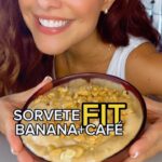 Paloma Bernardi Instagram - SORVETE FIT (BANANA+CAFÉ)ツ ↳ Receita - 2 bananas - Cubo de gelo de café - Pasta de Amendoim - Nozes - Canela em pó Modo de Preparo: - Corte as bananas em fatias. - Faça um café gostosinho à moda da casa e coloque em um recipiente para fazer gelo. - Leve as bananas fatiadas + o café para o congelador por duas ou três horas. - Misture tudo no liquidificador, acrescente a canela em pó e bata até ficar uma consciência uniforme e cremosa. Tenha paciência, porque parece que não vai rola,mas garanto que rola! Se eu consegui, você consegue!! rs… 🤣 - Depois coloque por cima a pasta de amendoim ou doce de leite,coloque tb as nozes e pronto! Pode atacar! Hummmm… 😋 #PalomaNaCozinha #PalomaSendoPaloma #Receita #ReceitaFácil #sobremesa #sorvete #sorvetefit #sorvetecaseiro Rio de Janeiro, Rio de Janeiro