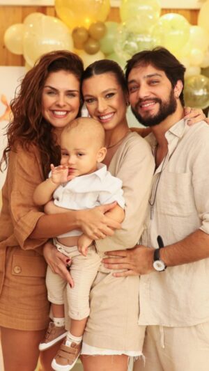Paloma Bernardi Instagram - QUE MOMENTO! Sente aí… 

Era um aniversário e “duuuunadaaa” virou um Pedido de Casamento! Oxe! Como assim !? Pois é! Porque por aqui celebramos a vida e o amor! Que lindo! Sou muito feliz por acompanhar de pertinho a felicidade dessa família! Que Deus abençoe!! ✨🤍✨ Viva o Dom! Viva os noivos! @daymesquita1 💍 @peantuness 

OBS:  A TIA TÁ ON !E logo mais tb peço em casamento o meu “date” favorito! DOM,me aguarde!🤣Já avisei logo pra afastar a concorrência! rs…