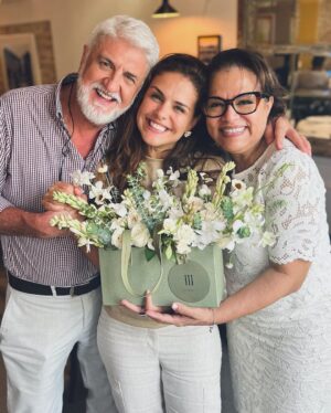 Paloma Bernardi Instagram - NOSSA FAMÍLIA É FRUTO DESSE AMOR! 

Comemoramos esse fim de semana os 40 anos de casamento dos meus pais!! Sim,40 anos! É possível ! É real! É referência (alta)! É inspiração! É escolha diária! É parceria diante dos altos e baixos! É amor,amor e amor…Que Deus renove dia a dia esse sentimento tão puro e verdadeiro em todos os momentos…na alegria e na tristeza,na saúde e na doença…por todos os dias de suas vidas!.
FELIZ BODAS DE ESMERALDA ✨🫶🏼✨ 

NESTOR BERNARDI & DIL BERNARDI
