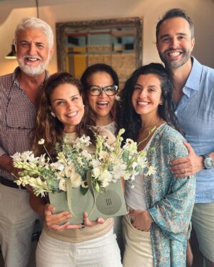 Paloma Bernardi Instagram - NOSSA FAMÍLIA É FRUTO DESSE AMOR! 

Comemoramos esse fim de semana os 40 anos de casamento dos meus pais!! Sim,40 anos! É possível ! É real! É referência (alta)! É inspiração! É escolha diária! É parceria diante dos altos e baixos! É amor,amor e amor…Que Deus renove dia a dia esse sentimento tão puro e verdadeiro em todos os momentos…na alegria e na tristeza,na saúde e na doença…por todos os dias de suas vidas!.
FELIZ BODAS DE ESMERALDA ✨🫶🏼✨ 

NESTOR BERNARDI & DIL BERNARDI
