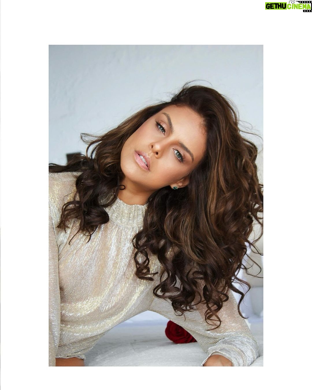 Paloma Bernardi Instagram - Meu Olhar & ELA ✨ P A L O M A B E R N A R D I 🌬️🌹 @palomabernardi Foto: @adrilimaa Beleza: @makedaoliver AE: @melinatavarescomunicacao Locação: @cliffside_rio . . — 🌹 #meuolhaar #photooftheday #photoshoot #photographer #photos #retratosdaadri #rj #girlpower #mulher #potencia #fashionportrait #adrilimaphotography