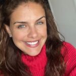 Paloma Bernardi Instagram - Muitas vezes é dentro de casa que estão as nossas melhores lembranças! É na simplicidade do acordar,do sorrir,do pular,do comer,do “hehehe” 👍🏽🤣 É no estar ao lado da família dando vivência,dia a dia,com alegria! É quando você faz da sua casa um parque de diversão! É quando você se permite, mesmo que por um tempo curto, olhar para mundo com o coração de criança….é você se realizar e presenciar a felicidade de quem você ama.❤️💙🤍 . . . . . . . . #Familia #Disney #Ferias #ObrigadaDeus 🏡🇺🇸 @happilyeverhome_orlando obrigada por se fazer casa pra mim aqui em Orlando!Eu voltarei! Orlando, Florida