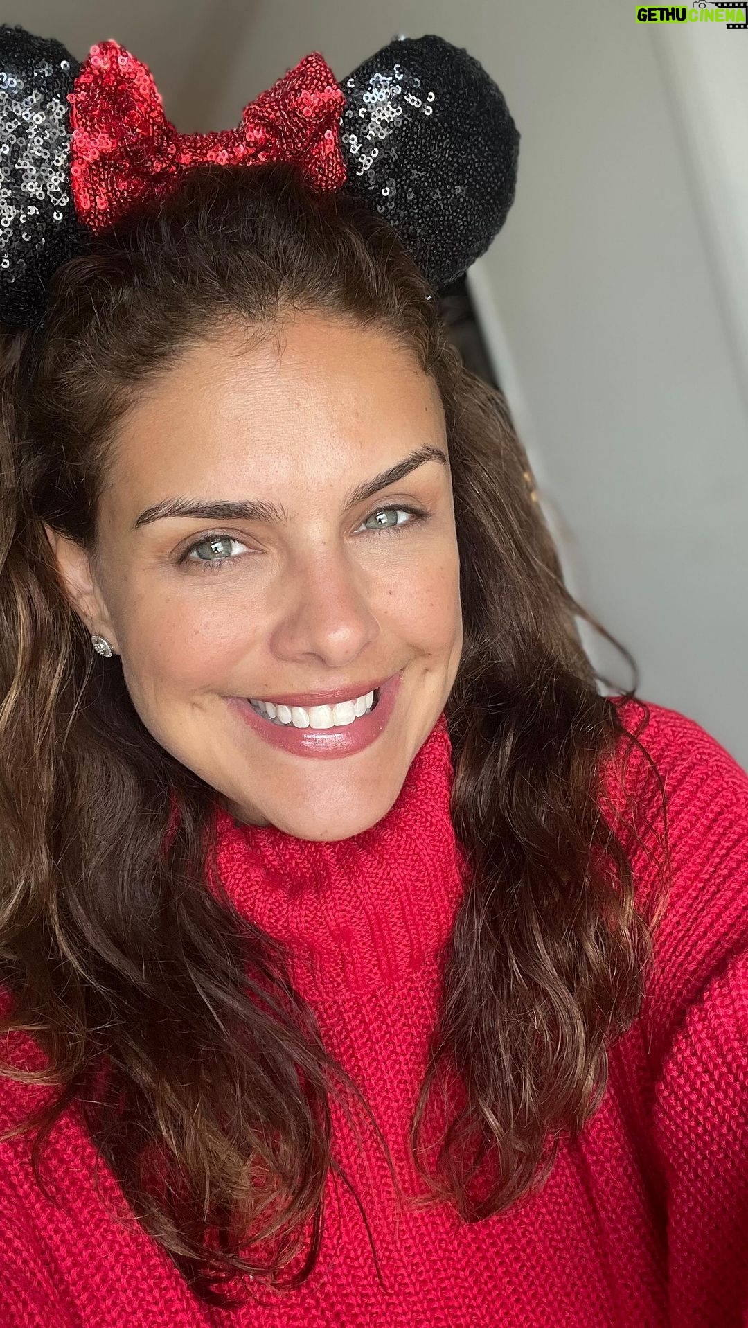 Paloma Bernardi Instagram - Muitas vezes é dentro de casa que estão as nossas melhores lembranças! É na simplicidade do acordar,do sorrir,do pular,do comer,do “hehehe” 👍🏽🤣 É no estar ao lado da família dando vivência,dia a dia,com alegria! É quando você faz da sua casa um parque de diversão! É quando você se permite, mesmo que por um tempo curto, olhar para mundo com o coração de criança….é você se realizar e presenciar a felicidade de quem você ama.❤️💙🤍 . . . . . . . . #Familia #Disney #Ferias #ObrigadaDeus 🏡🇺🇸 @happilyeverhome_orlando obrigada por se fazer casa pra mim aqui em Orlando!Eu voltarei! Orlando, Florida