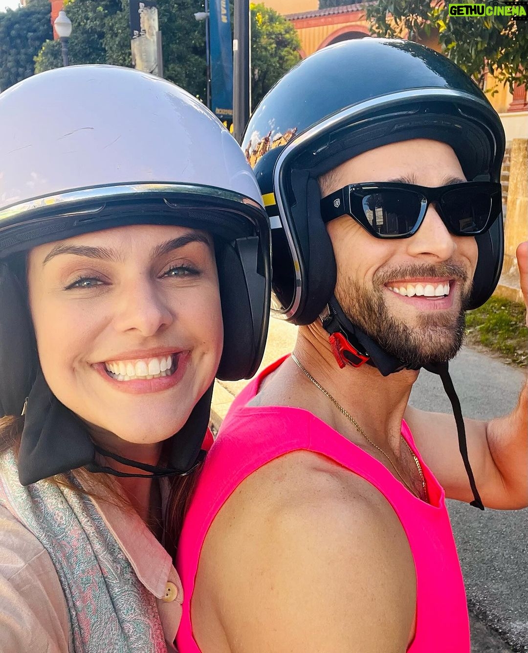 Paloma Bernardi Instagram - SE ME SENTI SOZINHA !? Sim,em alguns momentos inicialmente, mas Deus é tão bom que colocou anjos (cheios de acolhimento) no meu caminho, preenchendo qq vazio que pudesse se estabelecer. E com o coração transbordando, vivi cada segundo o desconhecido,tecendo conexões com risadas compartilhadas descobrindo que viagens não são apenas sobre destinos, mas sobre os laços que criamos e as histórias que nos transformam… GRACIAS POR TODO E POR TANTO CARIÑOS! 🇪🇸 Que Guay ! Que chulo ! Estoy flipando en colores! Espanha
