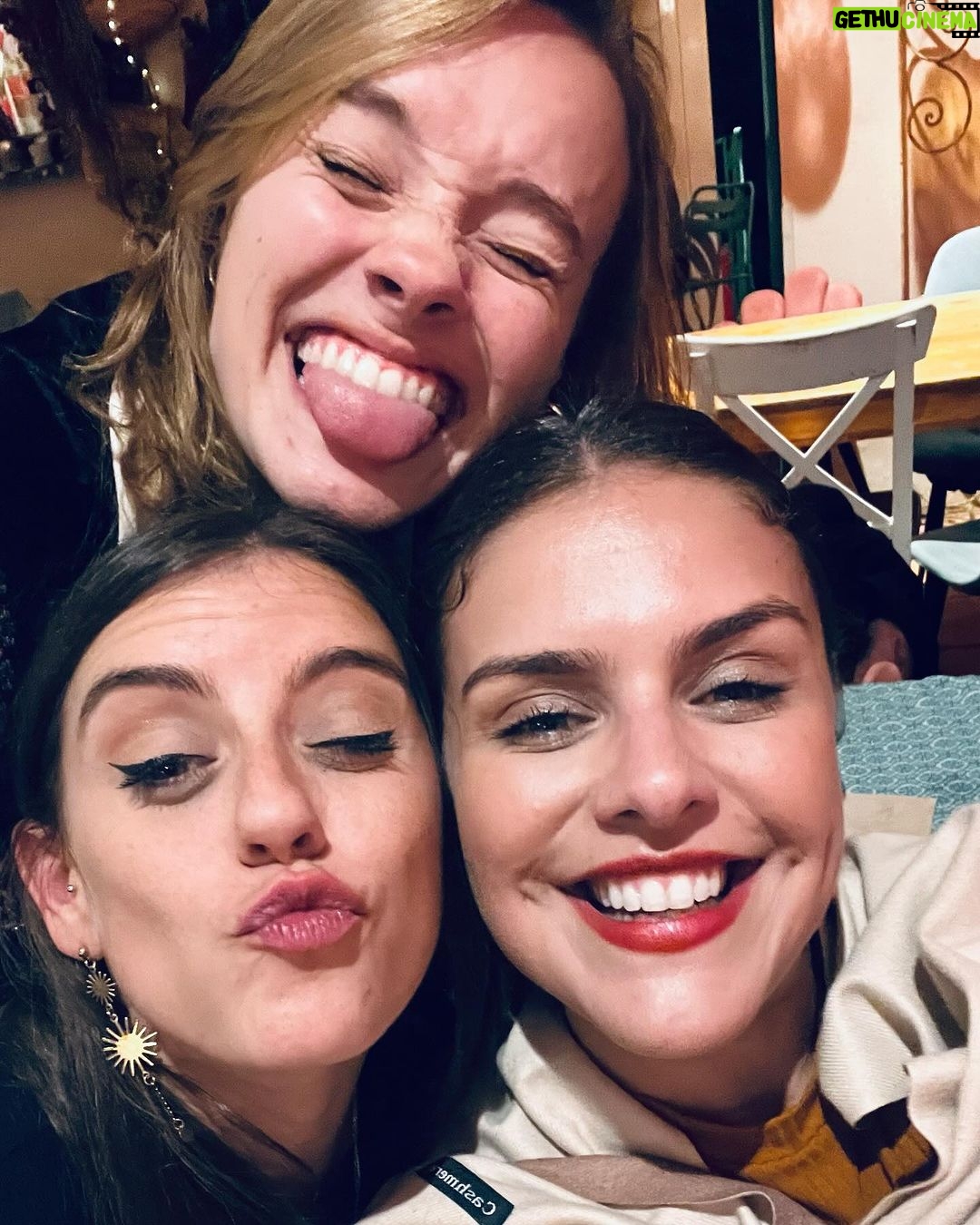 Paloma Bernardi Instagram - SE ME SENTI SOZINHA !? Sim,em alguns momentos inicialmente, mas Deus é tão bom que colocou anjos (cheios de acolhimento) no meu caminho, preenchendo qq vazio que pudesse se estabelecer. E com o coração transbordando, vivi cada segundo o desconhecido,tecendo conexões com risadas compartilhadas descobrindo que viagens não são apenas sobre destinos, mas sobre os laços que criamos e as histórias que nos transformam… GRACIAS POR TODO E POR TANTO CARIÑOS! 🇪🇸 Que Guay ! Que chulo ! Estoy flipando en colores! Espanha