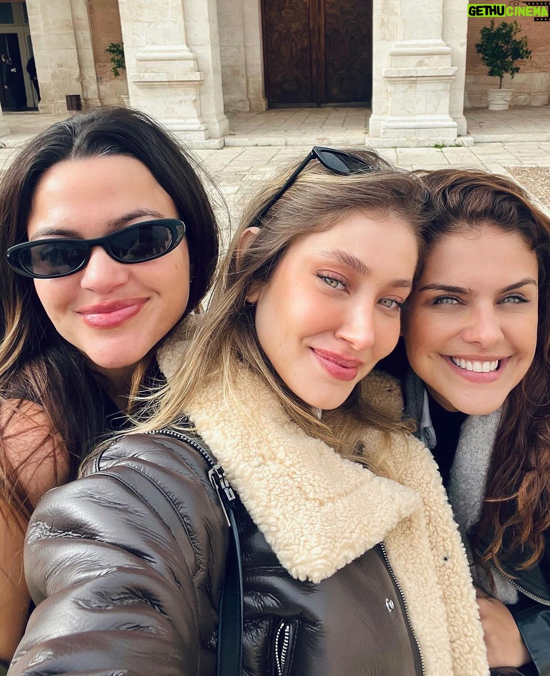Paloma Bernardi Instagram - SE ME SENTI SOZINHA !? Sim,em alguns momentos inicialmente, mas Deus é tão bom que colocou anjos (cheios de acolhimento) no meu caminho, preenchendo qq vazio que pudesse se estabelecer. E com o coração transbordando, vivi cada segundo o desconhecido,tecendo conexões com risadas compartilhadas descobrindo que viagens não são apenas sobre destinos, mas sobre os laços que criamos e as histórias que nos transformam… GRACIAS POR TODO E POR TANTO CARIÑOS! 🇪🇸 Que Guay ! Que chulo ! Estoy flipando en colores! Espanha