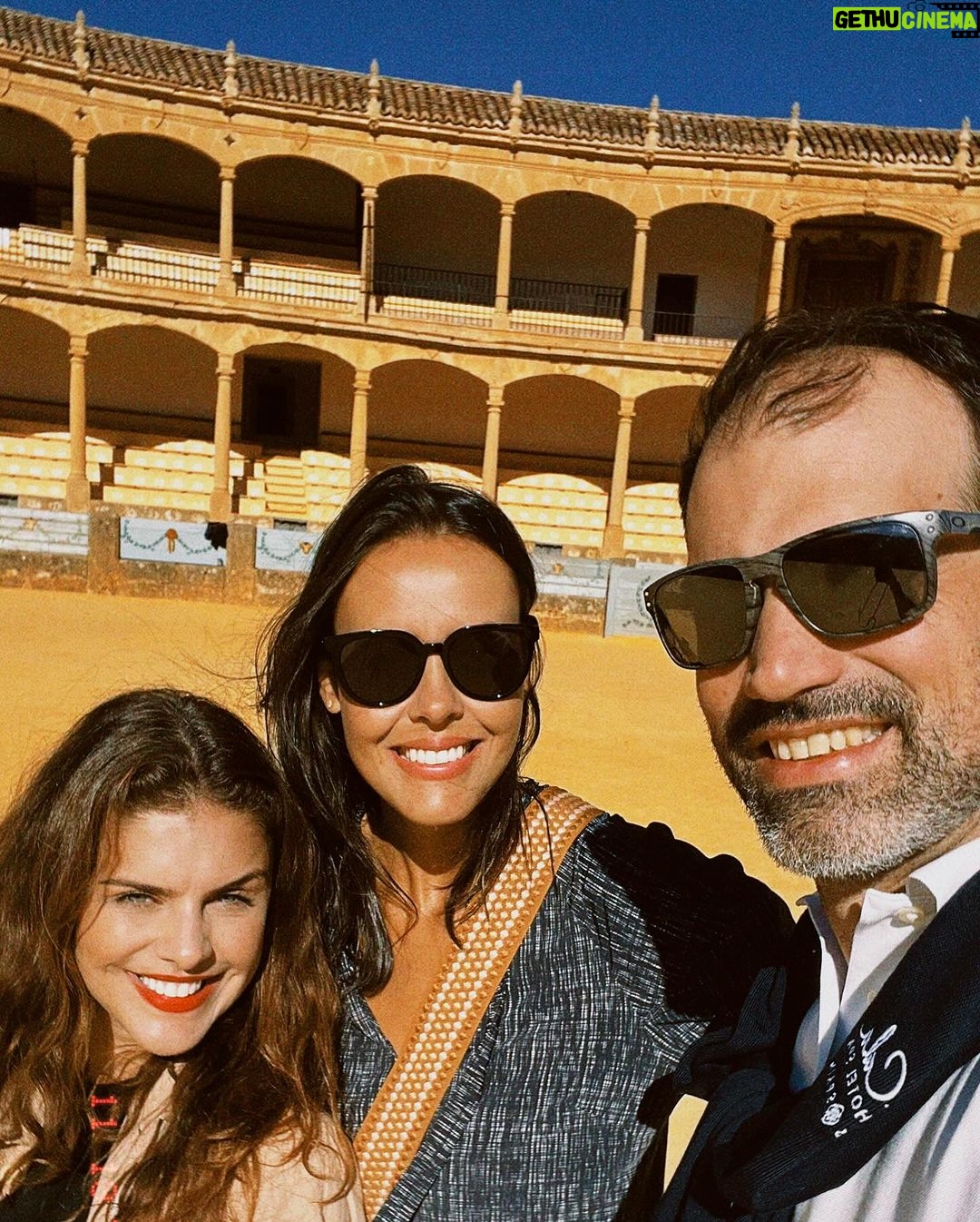Paloma Bernardi Instagram - SE ME SENTI SOZINHA !? Sim,em alguns momentos inicialmente, mas Deus é tão bom que colocou anjos (cheios de acolhimento) no meu caminho, preenchendo qq vazio que pudesse se estabelecer. E com o coração transbordando, vivi cada segundo o desconhecido,tecendo conexões com risadas compartilhadas descobrindo que viagens não são apenas sobre destinos, mas sobre os laços que criamos e as histórias que nos transformam… GRACIAS POR TODO E POR TANTO CARIÑOS! 🇪🇸 Que Guay ! Que chulo ! Estoy flipando en colores! Espanha